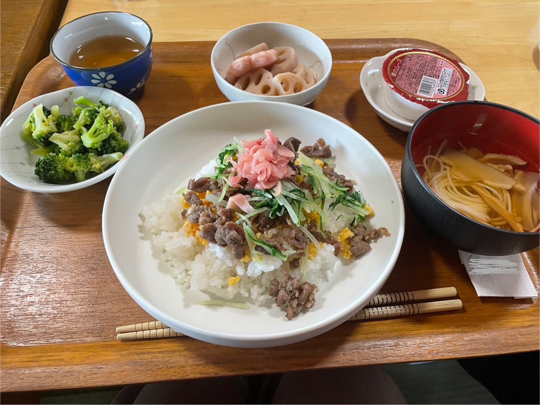 見た目も華やかな牛肉ちらし！